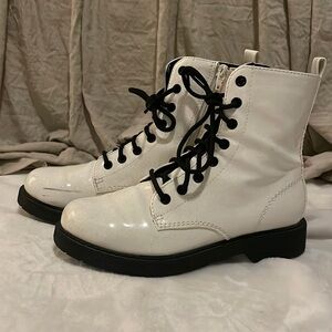 kids shoes, size 5, 6.5 in women’s, a couple marks.